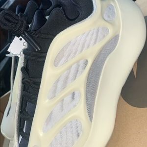 Yeezy 700 V3 Azael size 5.5